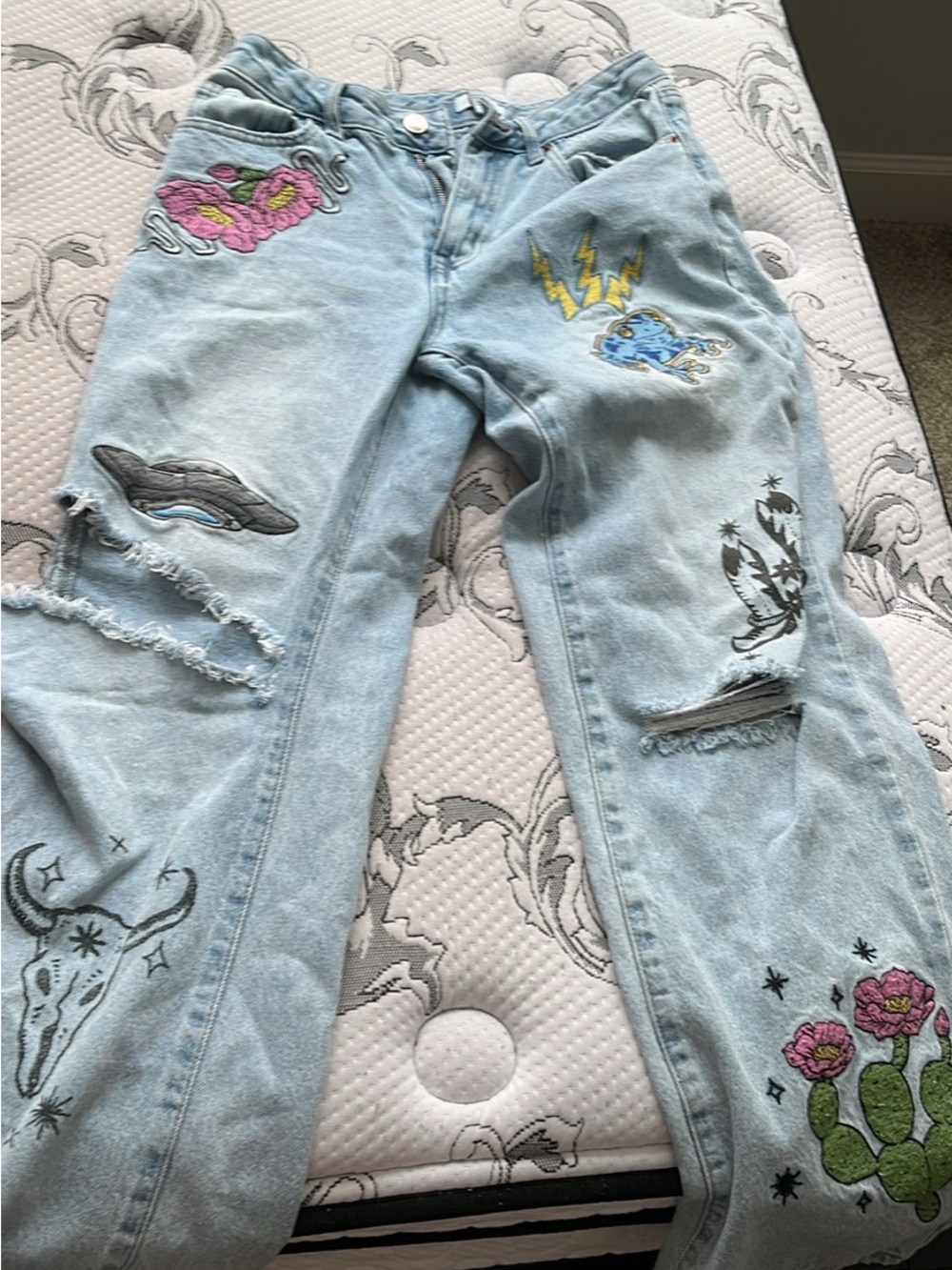 Forever 21 Y2K 90s Fit Light Wash Printed Detail Jeans